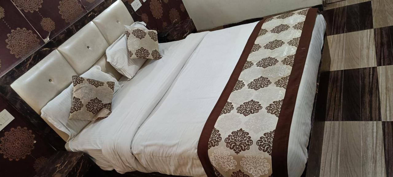 The Grand Orion Hotel Chinhat Bagian luar foto