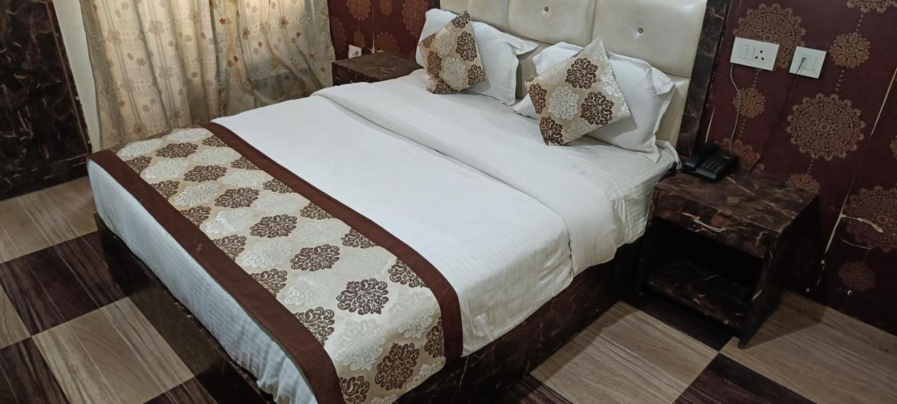 The Grand Orion Hotel Chinhat Bagian luar foto