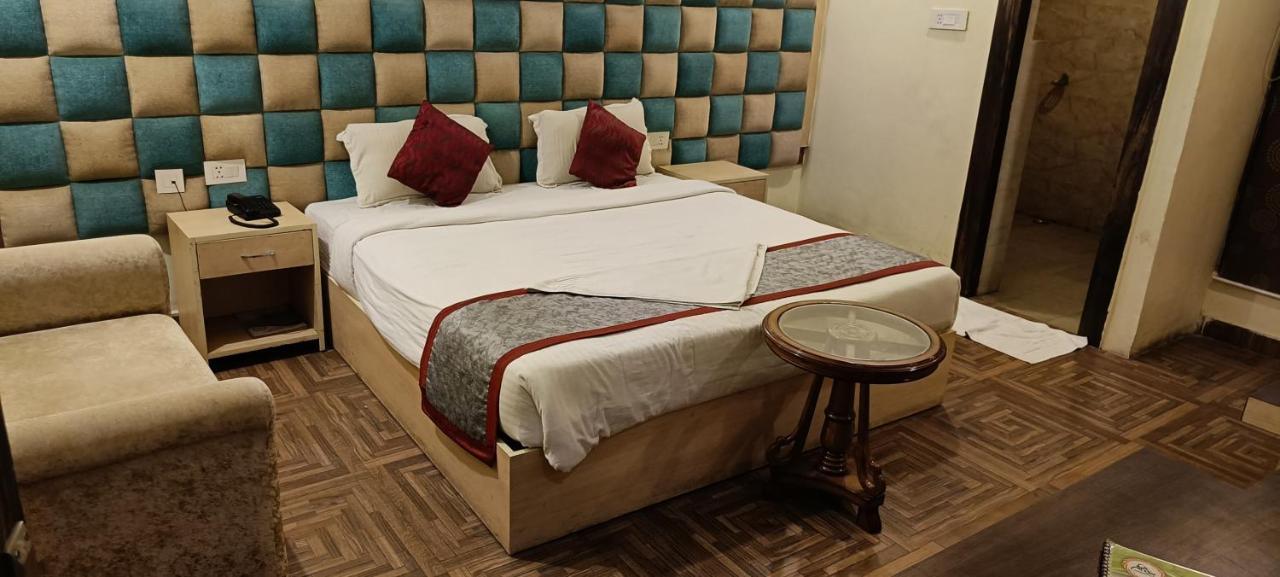 The Grand Orion Hotel Chinhat Bagian luar foto