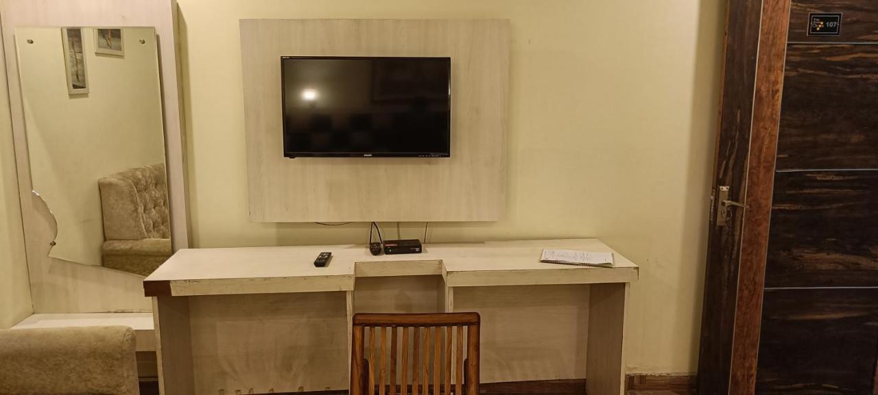 The Grand Orion Hotel Chinhat Bagian luar foto